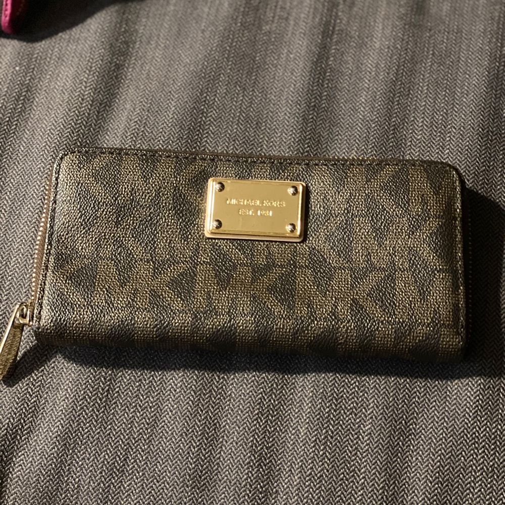 Michael kors wallet 40$